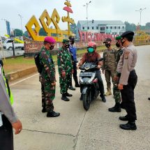 Personil Kodim 0410/KBL Peltu Joko Pandoyo dan Tim Satgas Lakukan Penyekatan Kendaraan Di Pos Rajabasa