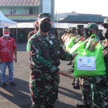 Dandim 0410/KBL Kolonel Inf Romas Herlandes Terima Bantuan 500 Paket Sembako Secara Simbolis Dari PSMTI