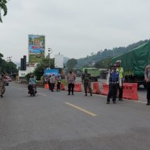 Babinsa Koramil 410-10/Panjang dan Tim Satgas Lakukan Penyekatan Kendaraan Di Pos Panjang