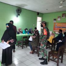 Babinsa Koramil 410-01/Panjang dan Satgas Kelurahan Monitoring Pelaksanaan Vaksinasi Di Srengsem