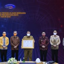 Gubernur Arinal Djunaidi Terima Penghargaan Atas Penyelesaian TLHP Dari Kemendagri