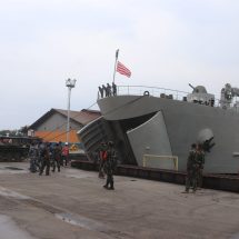 Personil Kodim 0410/KBL Monitoring Kedatangan Kapal Teluk Bintuni 520, KRI Teluk Banten 516 Di Pelabuhan Panjang