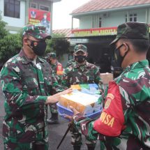 Secara Simbolis, Dandim 0410/KBL Kolonel Inf Romas Herlandes Serahkan Bantuan 3 Jenis Paket Isoman