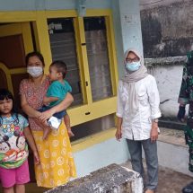 Peduli Warga, Babinsa Koramil 410-04/TKT Salurkan Bantuan Paket Obat Obatan Bagi Warga Isoman