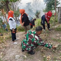 Kebersamaan dan Peduli Lingkungan, Babinsa Koramil 410-06/Kedaton dan Aparatur Kelurahan Gotong Royong Bersihkan TPU