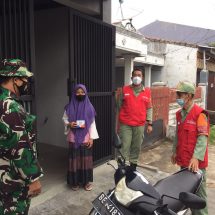 Babinsa Koramil 410-06/Kedaton dan Satgas Covid-19 Salurkan Bantuan Obat Obatan Warga Saat Isoman