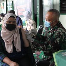 Diguyur Hujan, Masyarakat Antusias Ikuti Vaksinasi Di Makodim 0410/KBL Dosis Pertama