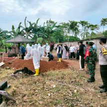 Babinsa Koramil 410-01/Panjang dan Aparatur Kelurahan Monitoring Prosesi Pemakaman Jenazah Di TPU Korpri Raya