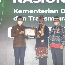 Bupati Lamtim Dawam Rahardjo Menerima Penghargaan Pada Puncak Gelar Teknologi Tepat Guna Nasional XXII Di Jakarta
