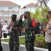 Tinjau Vaksinasi Serentak di UIN, Dandim 0410/KBL Kolonel Inf Romas Herlandes Sambut Kunjungan Kerja Panglima TNI