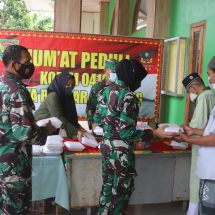 Koramil 410-02/TBS Kodim 0410/KBL Gelar Kegiatan Jum’at Peduli Di Masjid Al Ikhlas Beringin Raya