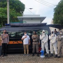 Polda Lampung Terjunkan Subden KBR Gegana Brimob Semprotkan Disinfektan di Yayasan Growing Hope