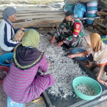 Kegiatan Komsos, Babinsa Koramil 410-03/TBU Berikan Motivasi Perajin Ikan Teri Asin Pulau Pasaran