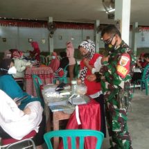 Babinsa Koramil 410-01/Panjang Serda Andreswan Pantau kegiatan Vaksinasi Covid-19 Di SMPN 31 Bandar Lampung