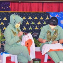 Hari Batik 2021 Ketua Dharma Pertiwi Koorcab Lampung Daerah B Epie Drajad Brima Yoga Ikut Membatik Bersama