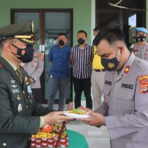 HUT TNI Ke-76, Kodim 0410/KBL Menerima Kejutan Nasi Tumpeng Dari Kapolresta Bandar Lampung dan Jajaran