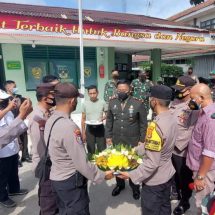 HUT TNI Ke 76, Danramil 410-01/Panjang Mayor Kav Perri Pujarama Menerima Surprise Istimewa Dari Polsek Panjang