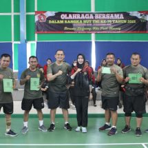 Dandim 0410/KBL Kolonel Inf Romas Herlandes dan Jajaran Perwira Menggelar Olahraga Bulu Tangkis Di GOR Lampung Walk