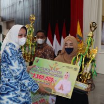 Ketua LASQI Lampung Riana Sari Arinal Serahkan Piala dan Hadiah Pemenang Lomba Qasidah