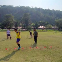 Babinsa Koramil 410-01/Panjang Lakukan Binter dan Dampingi Tim Sepak Bola Putra Baruna Panjang