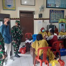 Babinsa Koramil 410-05/TKP Berikan Pendampingan Vaksinasi Di Kelurahan Gedong Air