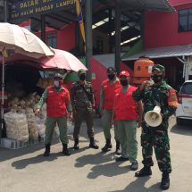 Cegah Penyebaran, Babinsa Koramil 410-04/TKT Peltu Andi Wahyu, Tim Gugus tugas Himbau Prokes Di Pasar Rakyat Wayhalim