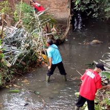 Cegah Musibah Banjir, Sertu Hadori Bersama Tiga Pilar dan Komponen Masyarakat Labuhan Ratu Raya Bersihkan Sungai