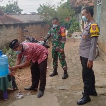 Bersinergi, Babinsa Koramil TKT dan Bhabinkamtibmas Imbau Warga Patuhi Prokes Di Lokasi Hajatan