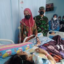 Wujud Kepedulian, Dandim 0410/KBL Bersama Isteri Jenguk Personel PNS Yang Tengah Dirawat Karena Sakit