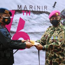 Wujud Sinergitas, Brimob Polda Lampung Balas Kejutan Kepada Marinir 4 BS Di HUT Marinir Ke 76