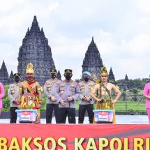 Kapolri Serahkan Bansos Ke Pekerja Seni Di Yogyakarta Yang Terdampak Pandemi Covid-19