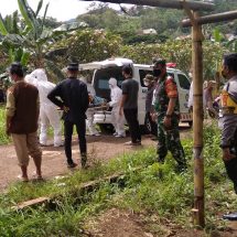 Babinsa Koramil 410-02/TBS Monitoring Pemakaman Jenazah Oleh Tim Evakuasi Satgas Covid -19