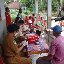 Secara Door To Door, Koramil 410-03/TBU Bersama Puskesmas Bakung Jemput Warga Untuk Di Vaksin