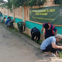 Karya Bakti TNI Satkowil Koramil 410-06/Kedaton Laksanakan Pembersihan Lingkungan Warga Wilayah Binaan