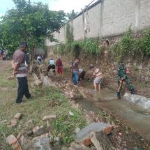 Babinsa Serda Harun Bersama Komponen Masyarakat Gotong Royong Bersihkan Sampah Di Aliran Sungai Way Limus