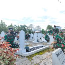 Hari Juang TNI AD, Anggota Kodim 0410/KBL Ikuti Kegiatan Pembersihan TMP Tanjung Karang