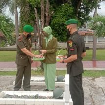 Peringati Hari Juang TNI AD, Dandim 0410/KBL Kolonel Inf Romas Herlandes dan Istri Ikuti Upacara Ziarah Di TMP Tanjung Karang
