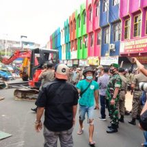 Kodim 0410/KBL Kawal Eksekusi Lapak PKL Di Pasar Bambu Kuning