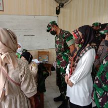 Dandim 0410/KBL Tinjau Pelaksanaan Vaksinasi Covid-19 Di Sekolah Madrasah Negeri 9 Bandar Lampung