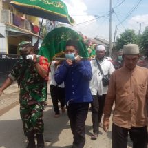 Tunjukan Rasa Empati, Babinsa Koramil 410-03/TBU dan Babinkamtibmas Bantu Hantarkan Keranda Jenazah Ke Pemakaman