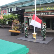 Kolonel Faisol Izuddin Karimi Pimpin Upacara Pengibaran Bendera Merah Putih Di Makodim 0410/KBL