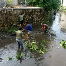 Cegah Musibah Banjir, Babinsa Serka Usmawan Bersama Warga Laksanakan Pembersihan Sungai