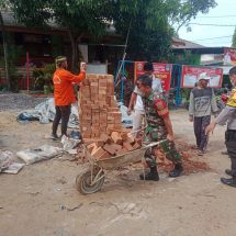 Ciptakan Lingkungan Sekolah Bersih, Babinsa Jajaran Kodim 0410/KBL Ikut Gotong Royong