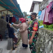 Peduli Warga, Babinsa Bersama Bhabinkamtibmas Dampingi Surveilands Lakukan Tracing Di Wilayah Binaan