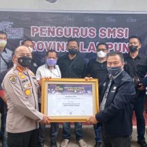 Restorative Justice Pencuri Besi, SMSI Lampung Beri Kapolresta Bandar Lampung – Kapolsek TBU Penghargaan