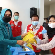 Riana Sari Arinal Tinjau Pelaksanaan Vaksinasi Booster Covid-19, Bagikan Bingkisan Kepada Masyarakat