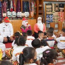 Kenalkan Kesenian Tradisional Lampung, Bunda Winarni Terima Kunjungan TK Bintang Sakti