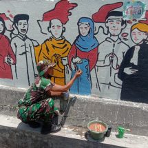 Anggota Koramil 410-01/Panjang Bentuk Kampung Pancasila Dengan Metode Mural