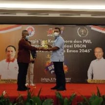 Anggota DPRD Rahmat Mirzani Djausal Raih Penghargaan HPN Kendari
