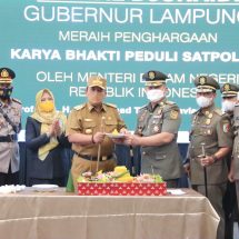 Gubernur Arinal Djunaidi Terima Penghargaan Karya Bhakti Peduli Satpol PP Dari Menteri Dalam Negeri